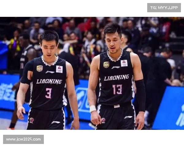 郭艾伦摸赵继伟大腿搞怪，全明星轻松氛围显友情